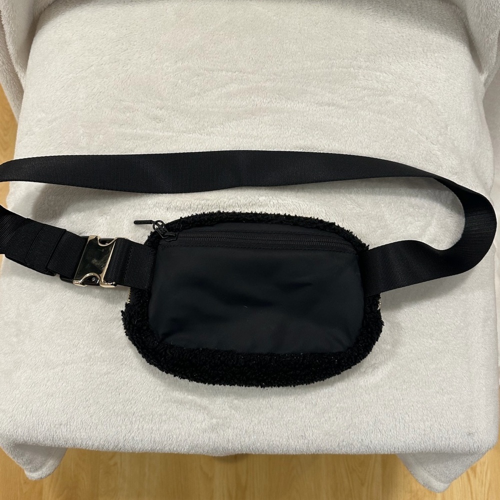 Lululemon Everywhere fleece belt bag gold buckle recycled nylon O/S black - Picture 7 of 9